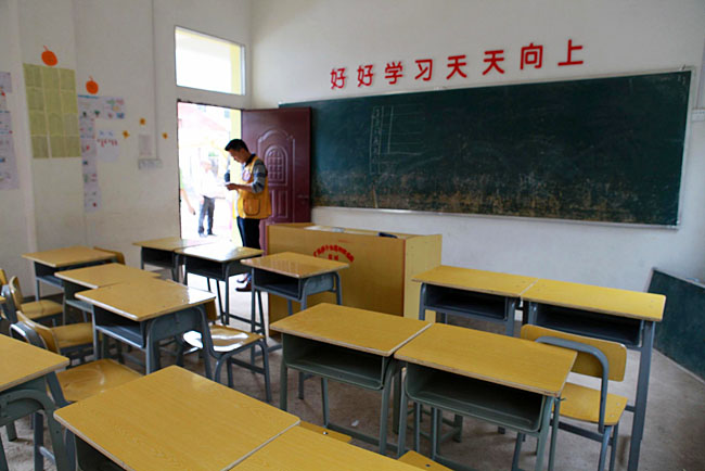 梅嶺小學(xué)僅有20多個學(xué)生，只有包括1個校長在內(nèi)的3個老師