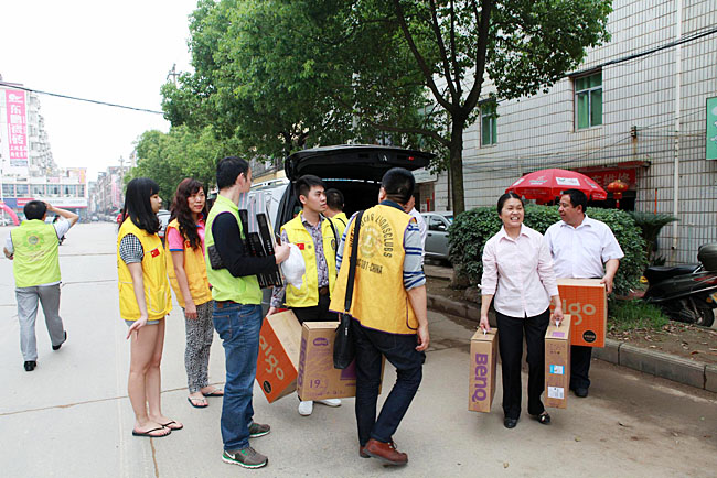 車隊到達備田小學(xué)，隨車捐贈的物資送到小學(xué)